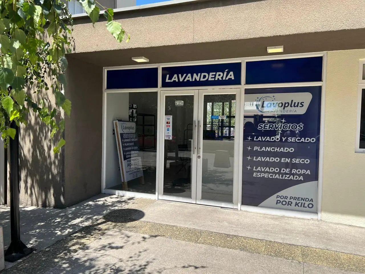 Fachada de la tienda Lavoplus en Los Ángeles